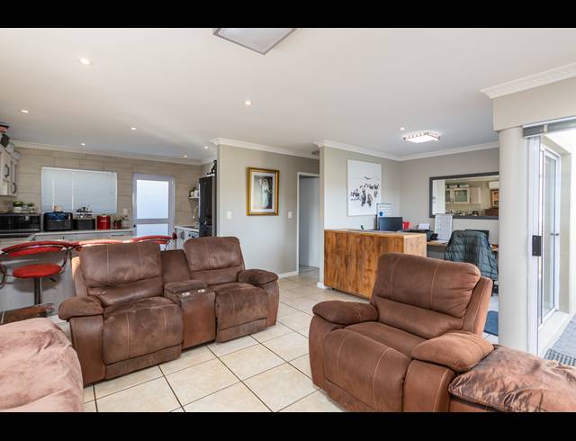 2 BEDROOM FREESTANDING TO LET IN PARKLANDS